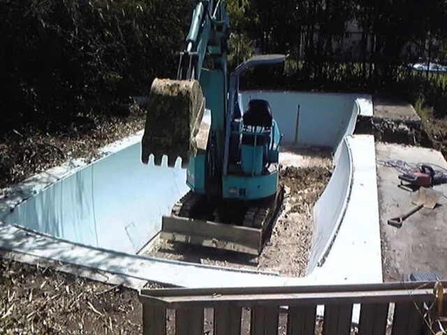 プールの解体工事