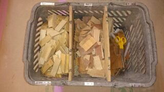 ベニヤ板を切りました。