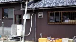 足場の組立て 建物を二分割【高島市】