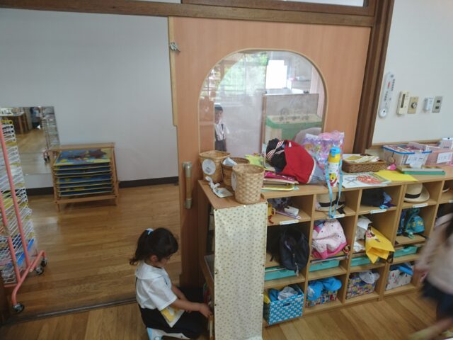 幼稚園のドア修理