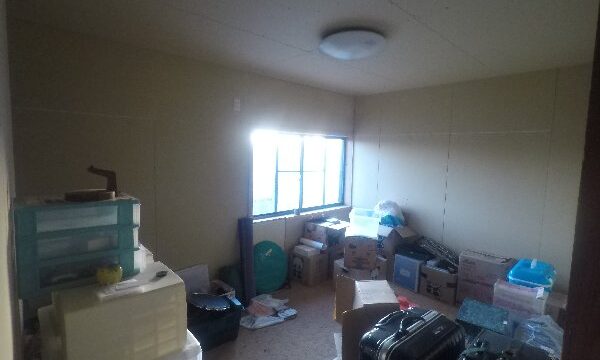 無垢の床板貼れました。