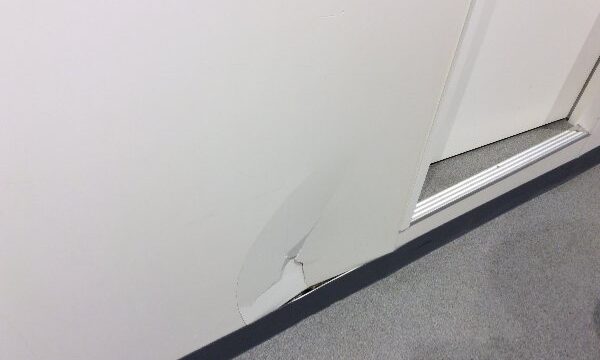 彦根市ピザ屋さんの 店舗修理　壁損傷