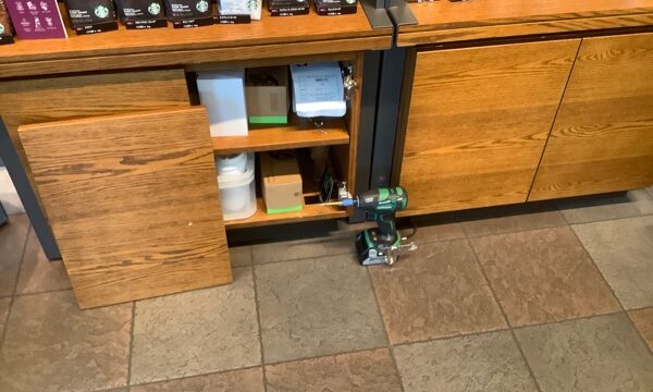 扉のリペア工事     皆様ご存知の ス◯バコーヒー