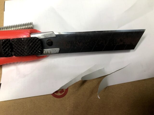 サビサビのカッターの刃を研いでみた。