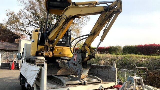 土間の重機で 解体