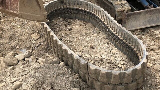 キャタピラが外れた。