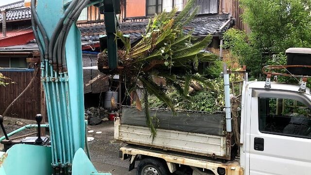 ユンボで積込み 庭の解体