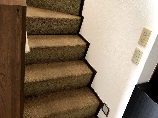 階段の絨毯続き