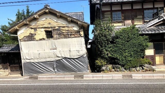 倒壊しそうな家