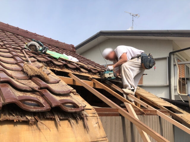 屋根の解体 と 垂木交換 瓦葺き替え (火災保険・地震保険 彦根)