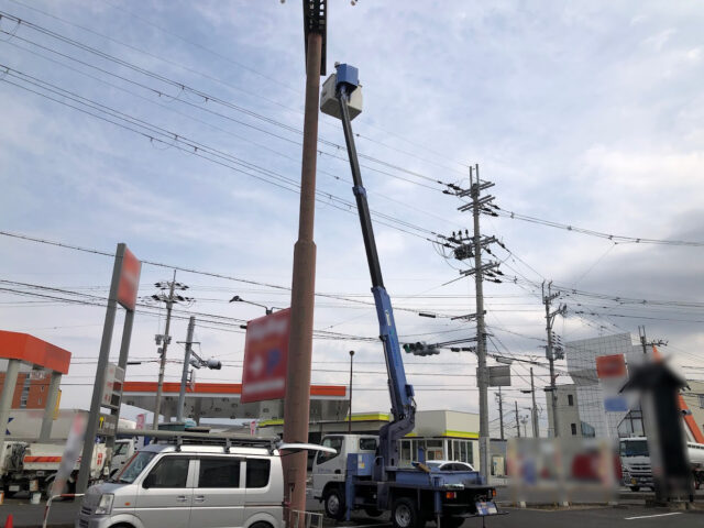 高所作業車で看板修理
