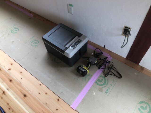 現場用冷蔵庫買いました!杉フローリング貼り