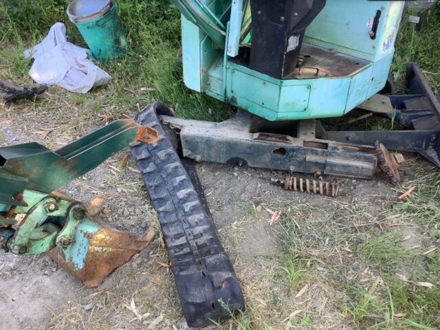 ユンボのキャタが切れた。