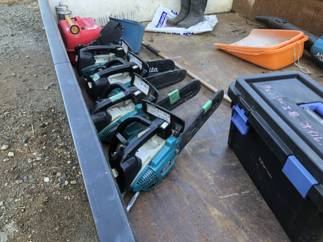 植木の強剪定  クレーン作業